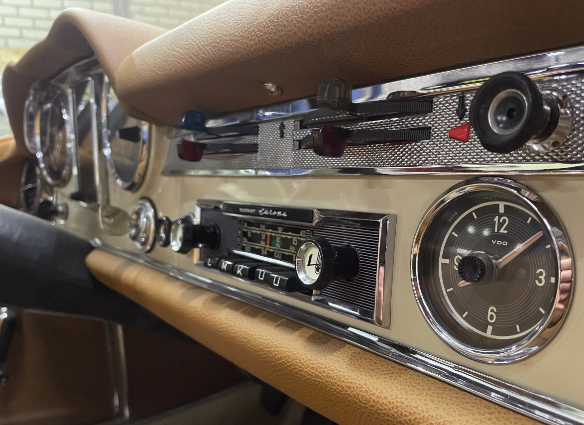 Gerestaureerd dashboard met chromen klokken, radio en gecremeleerd leder